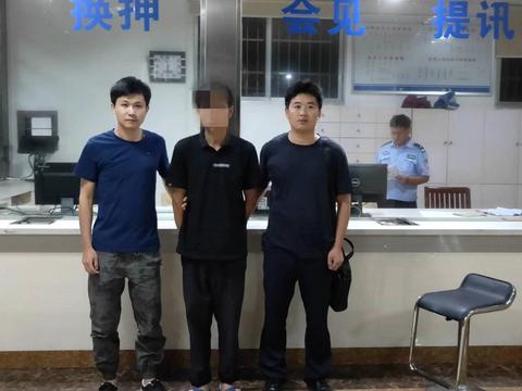 新闻爆料袭警视频大全播放,惊心动魄！袭警视频大全引发社会关注  第1张